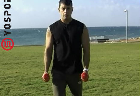 בחור אוחז משקולת מתוך פוסט וידאו כיצד לבצע כפיפת מרפק