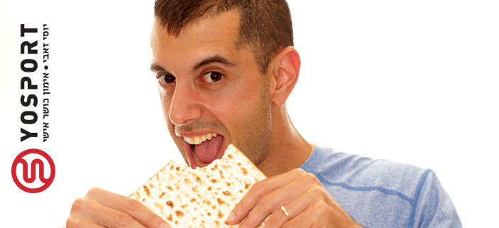 בחור אוחז מצה בידו מתוך פוסט האם זה משמין לאכול מצות