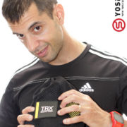 כיצד הפך אימון TRX לדבר הכי חם בסביבה מדריך בחולצה שחורה עם רצועות אימון בידיו