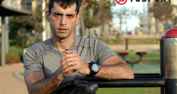 מאמן כושר בחולצה אפורה - כיצד לבצע את תרגיל המקבילים