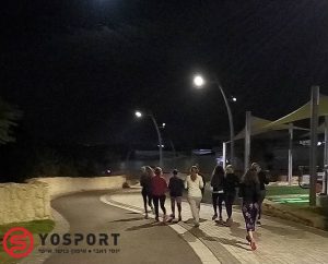 קבוצת נשים רצה בלילה