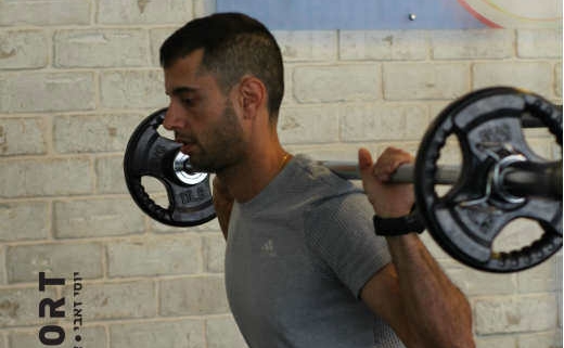תרגיל הסקווט עם מוט על הכתפיים