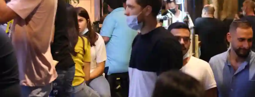 אנשים ברחוב הומה