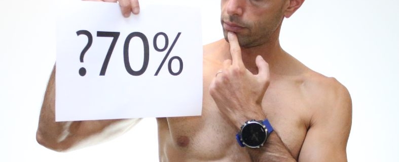 יוסי מאמן הכושר מחזיק דף ועליו כתוב 70%?