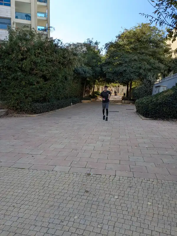 ריצה קלה עשויה לעזור למי שמנסה להבין איך להוריד את הבטן במהירות (במכנסיים קצרים מבצע ריצה קלה בשכונה)